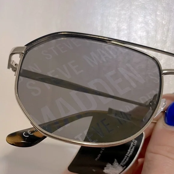 Steve Madden sliver black Mirrored Logo Print Aviators Sunglasses - Picture 2 of 9
